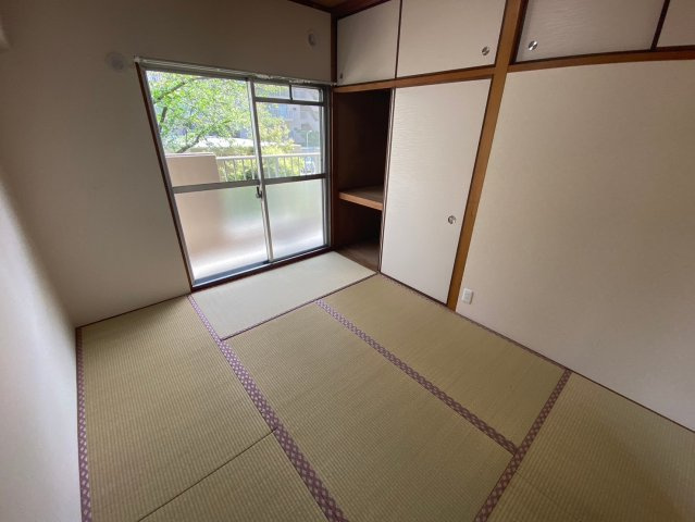 グリーンコーポ東一社A棟の和室|押入付きの和室。布団の出し入れもすぐにでき、お子様のお昼寝や来客のお泊りにもすぐに対応ができます！