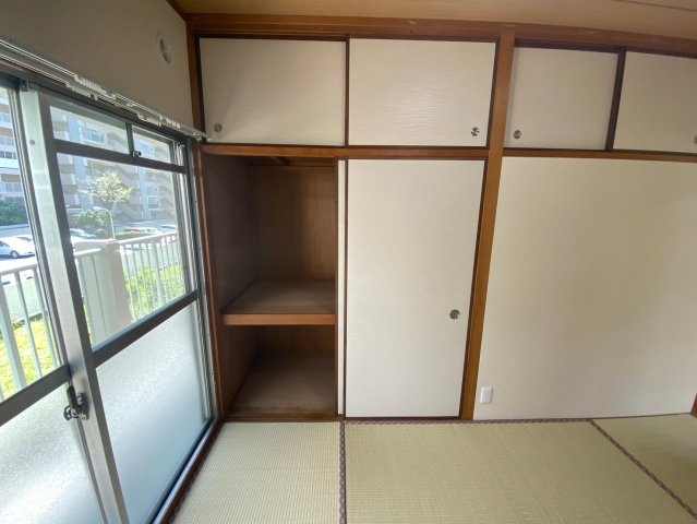 グリーンコーポ東一社A棟の収納|奥行きのある押入。奥行きのある収納ボックスなども置くことが出します。