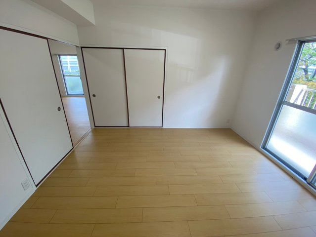 グリーンコーポ東一社A棟の寝室|明るいお部屋で、一人で過ごす時間も大切にできます。