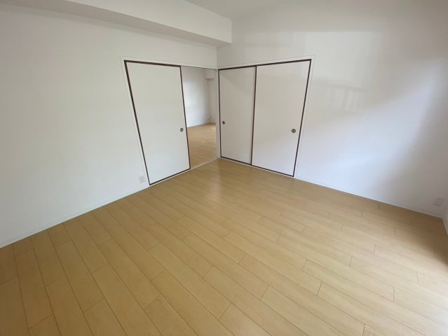 グリーンコーポ東一社A棟の寝室|窓から陽の光がしっかり入る明るいお部屋です♪