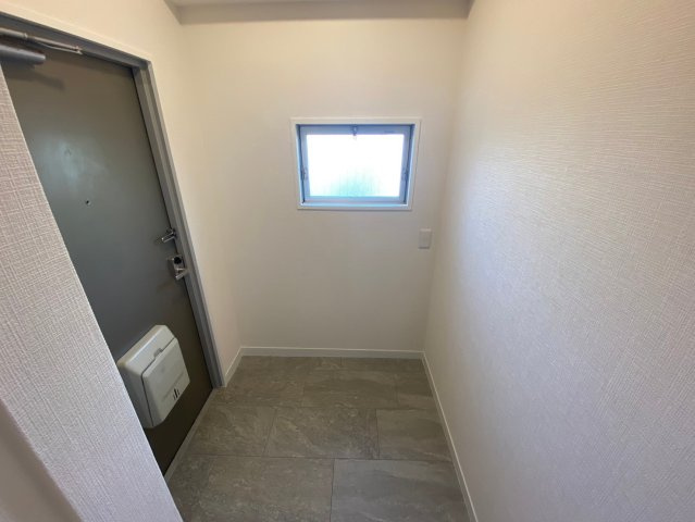 グリーンコーポ東一社A棟の玄関|採光窓のある明るい玄関。