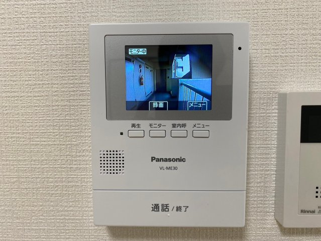 グリーンコーポ東一社A棟のセキュリティ|【モニター付きインターホン】
モニター付きインターホンは、来客の際に来訪者のお顔を確認できるので安心です！