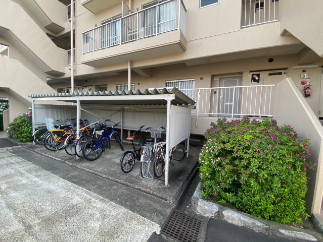グリーンコーポ東一社A棟の駐輪場|【駐輪場】
屋根付きで雨の日も安心ですね◎