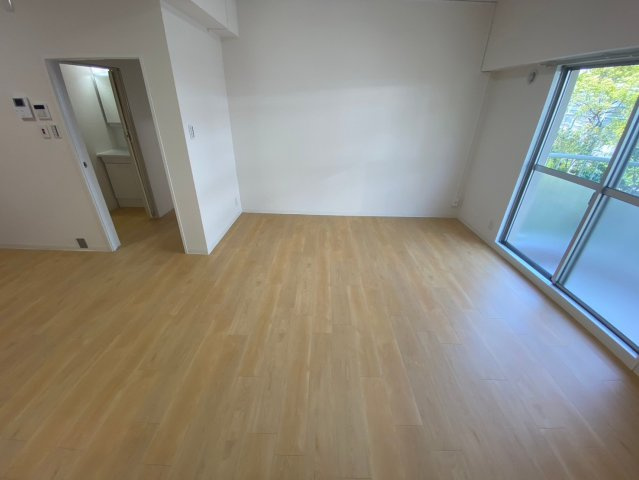 グリーンコーポ東一社A棟の居間・リビング|角住戸なので中央のリビングにもバルコニーがあるので陽射しが射し込んで明るいですよ！