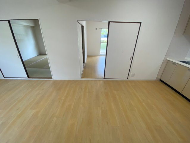 グリーンコーポ東一社A棟の居間・リビング|明るいリビングで家族と大切な時間を過ごせますよ♪