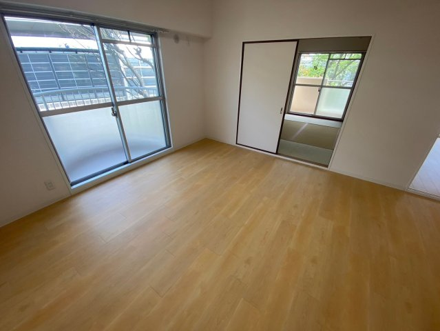 グリーンコーポ東一社A棟の居間・リビング|陽当たりが良く、天気のいい日中は照明が必要ないくらいです！