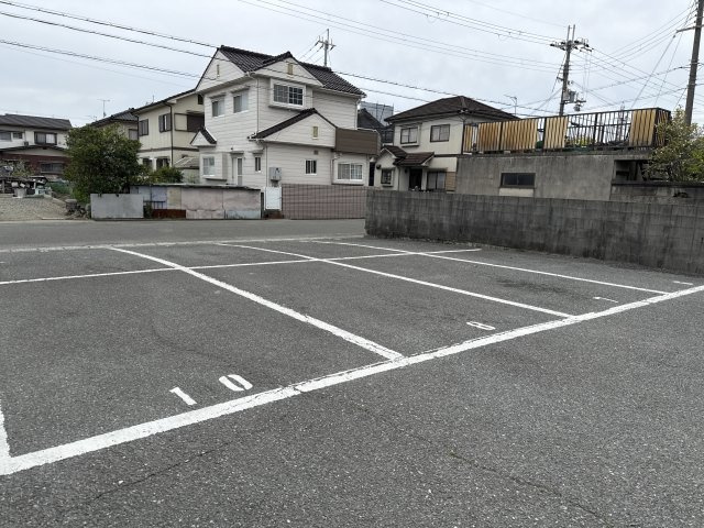 ハウス新町の駐車場