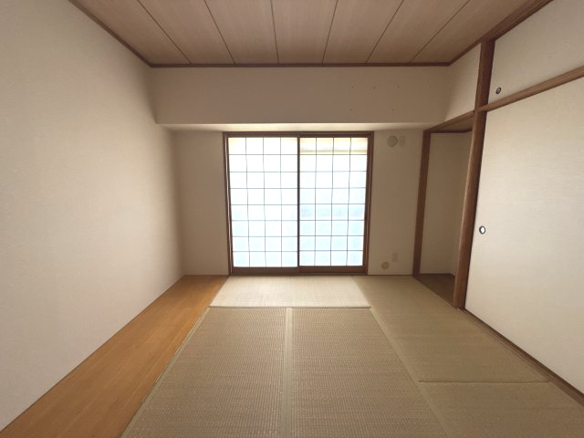ロワイヤル北八代の寝室