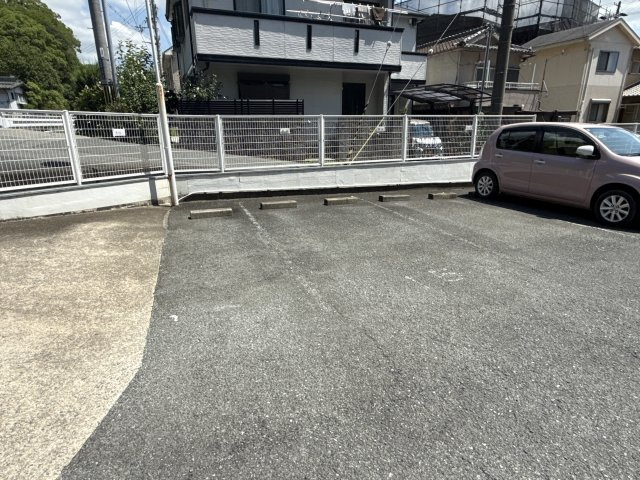 ロワイヤル北八代の駐車場