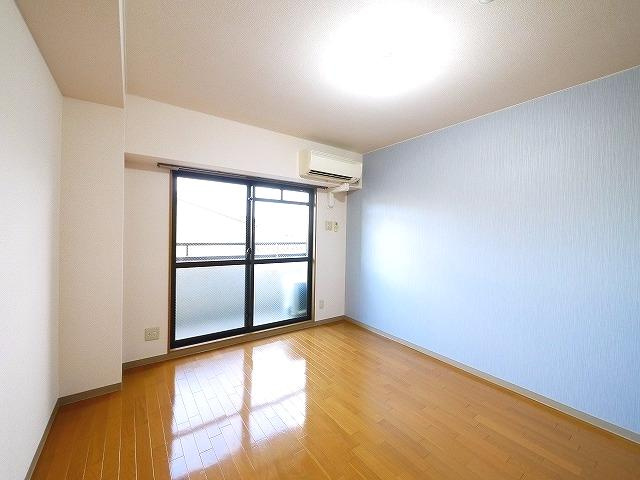 アプローズ（南郡山町）の洋室|広々とした洋室です