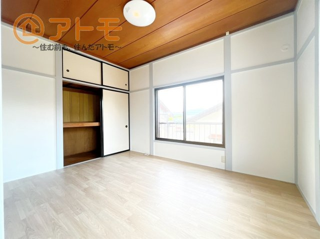 【寝室】 | 富士市岩本　中古戸建て　全1棟 | 壁と床がシンプルな色合いだからこそ、自分だけの空間を作ろう♪