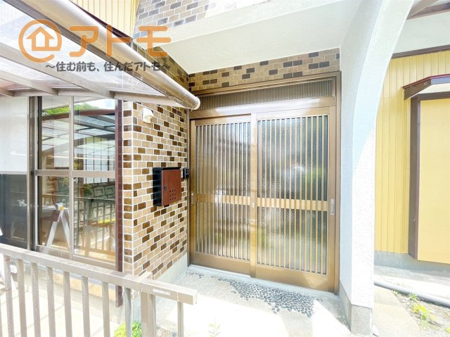 【玄関】 | 富士市岩本　中古戸建て　全1棟 | シンプルな玄関で、急な雨が降っても屋根があるので大丈夫！ゆっくり鍵を開けれます♪