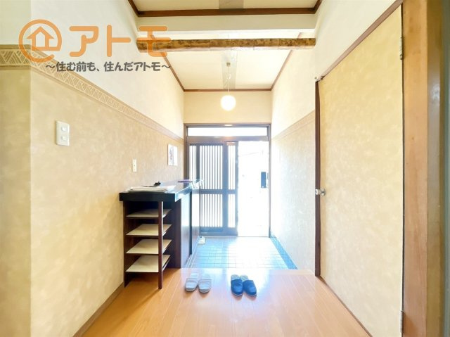 【玄関】 | 富士市岩本　中古戸建て　全1棟 | シューズボックスの棚は可動のため、きちんと収納できます。