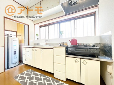 【キッチン】 | 富士市岩本　中古戸建て　全1棟 | キッチンはオープンキッチンになっているため、開放感と一体感のあるつくりです。