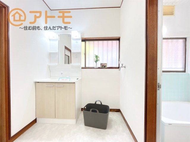 【独立洗面台】 | 富士市岩本　中古戸建て　全1棟 | 窓があるため洗面所もしっかり換気もできます♪