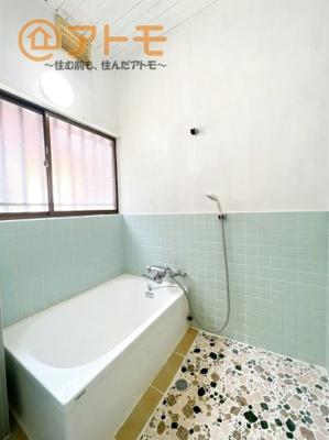 【浴室】 | 富士市岩本　中古戸建て　全1棟 | 窓があるためしっかり換気もできます♪