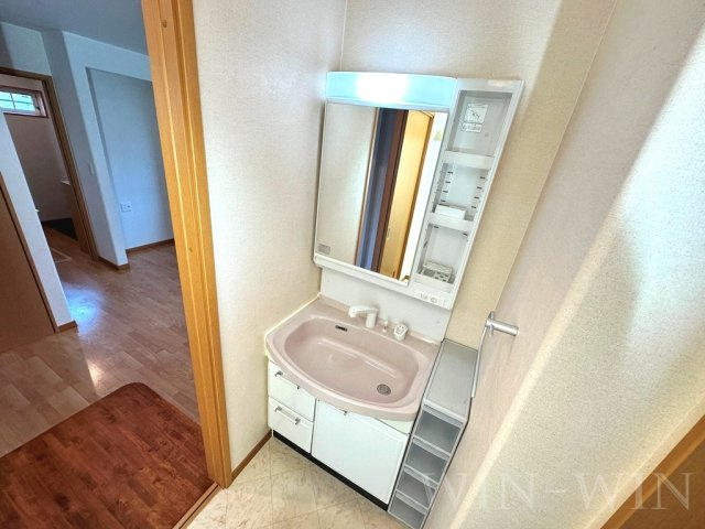八通町賃貸住宅の独立洗面台