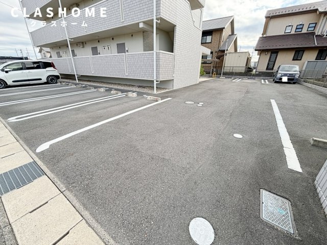アパルトマン ドゥ ルミエール　　　刈谷市近郊の賃貸はクラスホームの駐車場