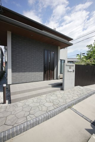 新開町１丁目戸建てのエントランス