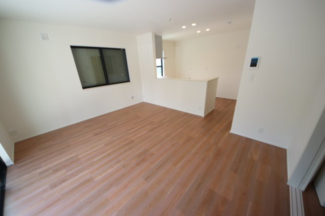 【居間・リビング】 | 《仲介手数料無料》大宮区三橋２丁目139-3(全1戸)新築一戸建て | 撮影日 2024年5月14日 14:30 晴れ