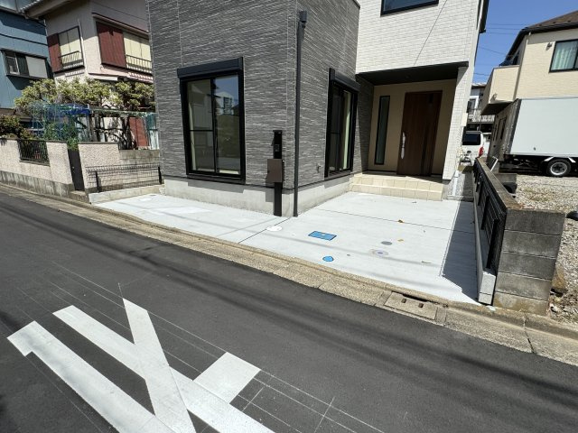 八潮市中央１丁目新築戸建の駐車場|駐車スペース完備