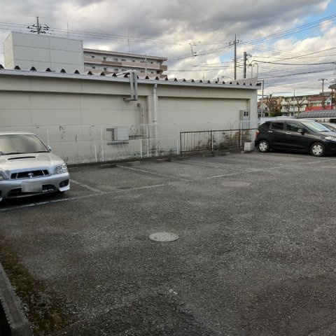 シュトラーレン高野Ｃの駐車場