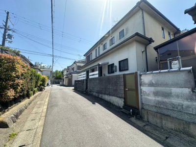 【前面道路含む現地写真】 | 広野町宮谷　中古戸建 | 北側道路幅員約3.9ｍ間口約11.1ｍ
通勤・通学に便利な【JR】【近鉄】の2ＷＡＹアクセスが可能です♪