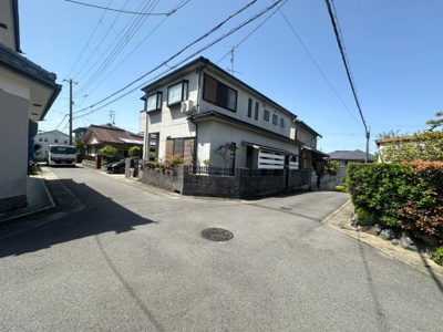 【前面道路含む現地写真】 | 広野町宮谷　中古戸建 | 第一種低層住居専用地域のため、隣との建物に距離があり採光・通風が良いです♪