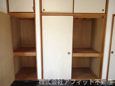 【その他】 | ネオウェーブ西深津 | 洋室6帖の押入