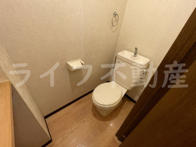 ディアハイム鴻池のトイレ|落ち着いた色調のトイレです