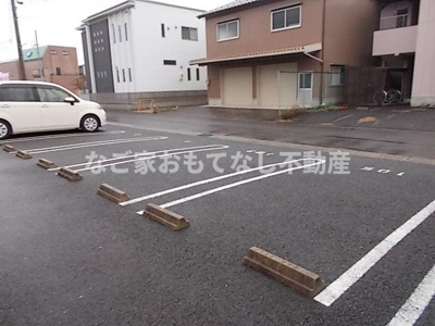 【駐車場】 | ガーデニングヒルズ五条 | 敷地内駐車場で便利です。敷地内駐車場で便利です。