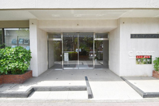 【エントランス】 | マンションの正面エントランス。出入りする人間を癒してくれるマンション入り口であり、その建物の「顔」でもあります。～即日のご見学可能～　お問合せはお気軽にどうぞ。