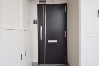 【その他共用部分】 | ダブルロック式の玄関ドアが皆様をお出迎え。お部屋のセキュリティの観点からも、うれしい設備ですね。玄関の色もシックで良い感じです。～即日のご見学可能～　お問合せはお気軽にどうぞ。