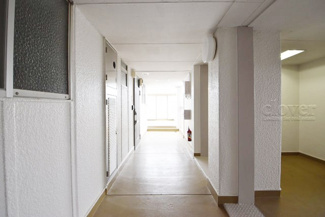 【その他共用部分】 | 当該フロアの共用廊下です。ここもきれいに清掃されています。周囲のお部屋の様子も、ぜひ伺ってみてください。～即日のご見学可能～　お問合せはお気軽にどうぞ。

