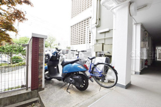 【駐車場】 | バイク置き場。空き区画の有無や駐輪料金、サイズおよび排気量規定などについては、改めてお問い合わせください。～即日のご見学可能～　お問合せはお気軽にどうぞ。