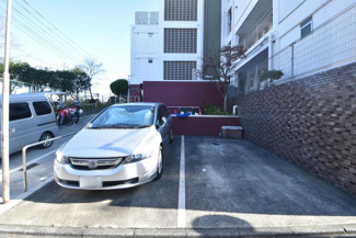 【駐車場】 | マンションの駐車場スペース。空きの有無や駐車料金、サイズ規定などについては、改めてお問い合わせください。～即日のご見学可能～　お問合せはお気軽にどうぞ。
