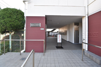 【エントランス】 | お客様を、そして住人を出迎えてくれるマンションのエントランス。ゴミが落ちていないことからも、管理状態の良さや住民の節度の高さが見て取れます。～即日のご見学可能～　お問合せはお気軽にどうぞ。
