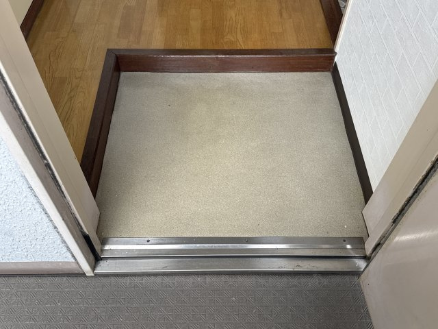坪田ビルの玄関