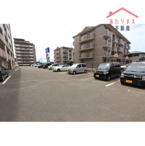 ファミーユ シオハマの駐車場