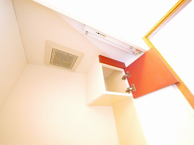 レオパレスＢｌｏｓｓｏｍのキッチン|キッチン上部の収納です