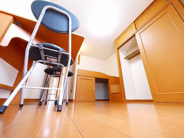 レオパレスＢｌｏｓｓｏｍのエントランス|スタンダードな洋室です