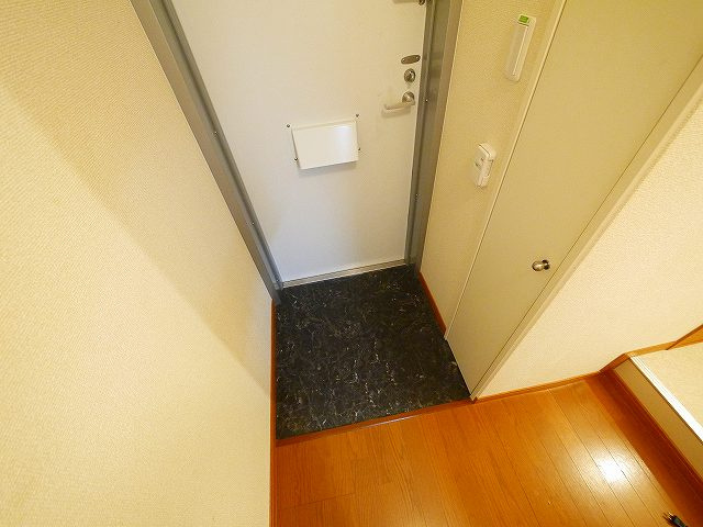 レオパレスくれーる大安寺の玄関|きれいな玄関です