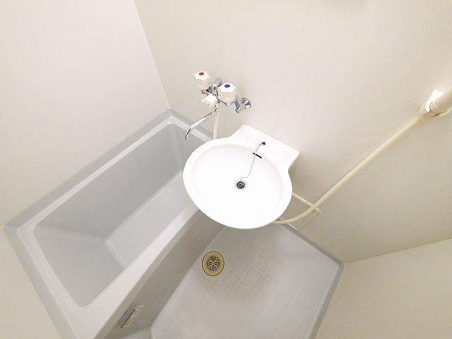 レオパレスＴａｋｕｙａⅢの設備|明るい洗面スペースです