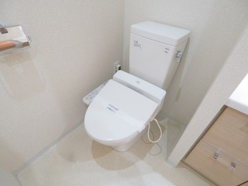 温水洗浄機能付のトイレです★