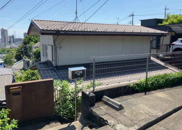 【バルコニー】 | バルコニーは、室外の専用スペースのうち、「屋根がなく開放された空間」であるものを指します。ベランダより広いタイプのものが多く、日当たりもよいため家庭菜園などを楽しみたい人にとって適した環境となります。