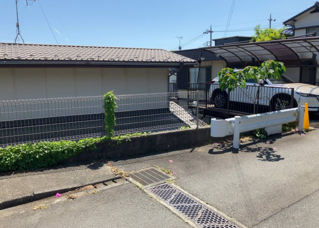 【構造・工法・仕様】 | 木造住宅とは土台、壁、柱など建築物の強度を支える構造体の材に木が使用されている構造を指します。構造体は建物の自重を支えるだけではなく風圧や水圧、積裁荷重などあらゆる衝撃に耐えるための基礎です。