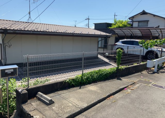 【構造・工法・仕様】 | 建物の基礎工事の方法は、主流となっているベタ基礎（防湿基礎）と布基礎の２種類に分類され、床下の通気性や耐久性などに違いがあります。建物の基礎部分の構造や付帯設備など詳細については現地でご確認ください。