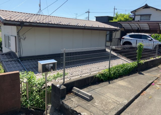 【冷暖房・空調設備】 | 床下換気口は、床下に湿気がこもることを防ぎ、効果的に換気を行うために設置されています。床下換気口が設置されていない建物は、基礎パッキング工法などにより換気を行なっています。詳細は現地でご確認ください。