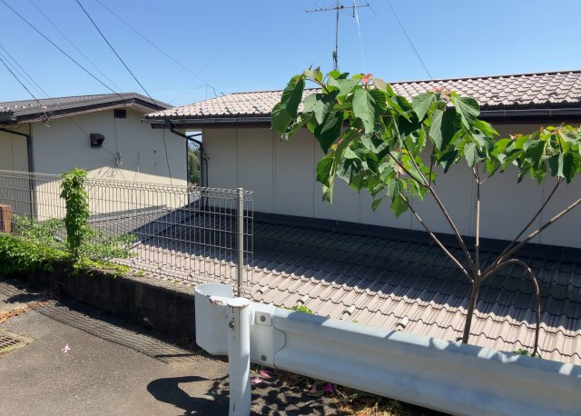 【外観】 | 隣家の土地はどうなっているのか、生活利便施設が近くにあるのか、学校まで近いかなど、お客様のライフスタイルにあわせたイメージが重要です。また、近くにあると困る施設が近くにないかも確認するといいでしょう。