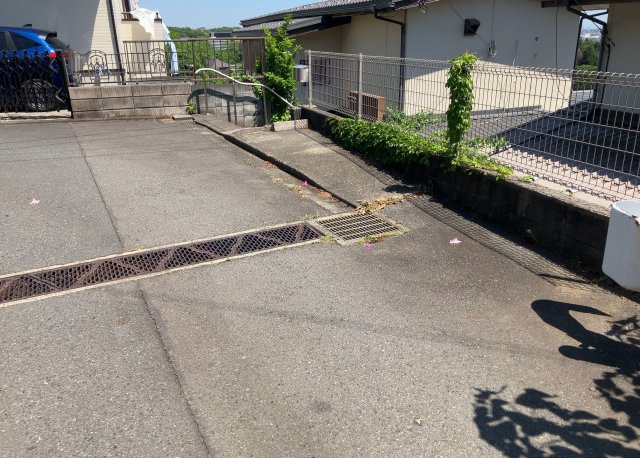 【前面道路含む現地写真】 | 南側道路の場合は長い時間光を入れ込むことができるため、庭やリビングを道路側に持ってくることが多く土地価格も高い傾向にあります。一方北側道路だとリビングや庭が南側になりプライバシーを守ることができます。